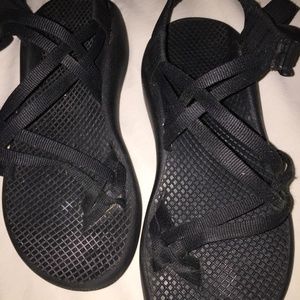 black chacos with toe strap